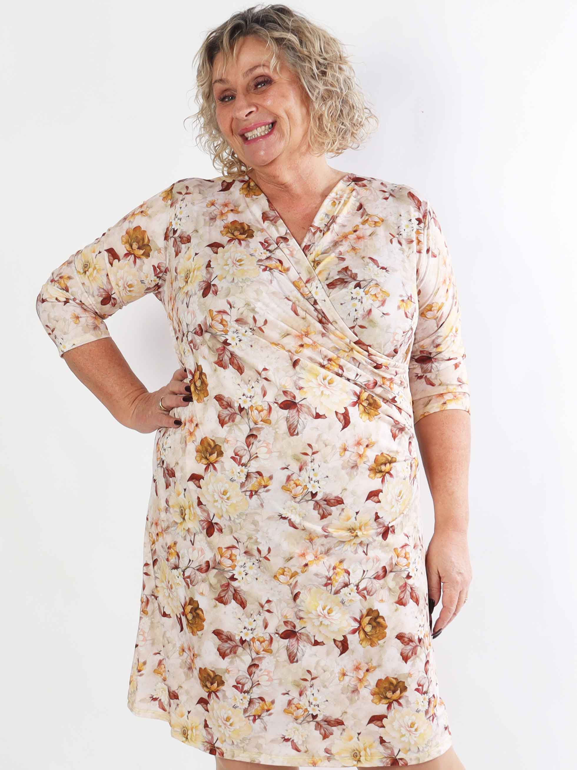 Josie - Sød plus size kjole med fine bonderoser og slå-om look